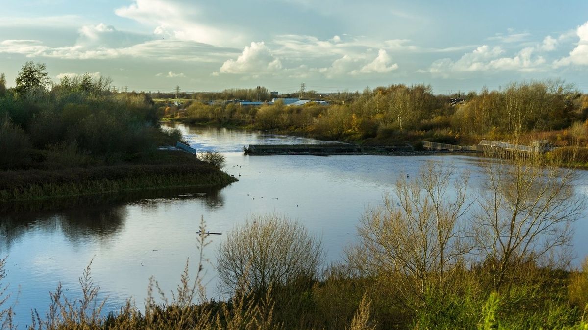 Mladíci skopli v Anglii seniora do řeky, zachránily ho čtrnáctileté dívky